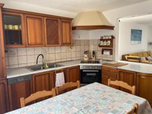 O bucătărie sau chicinetă la Apartment Rosello with private parking place 50m from the beach