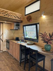 ヒートホールンにあるTiny House Indy-Blueのキッチン(カウンター、椅子付) +16枚の写真