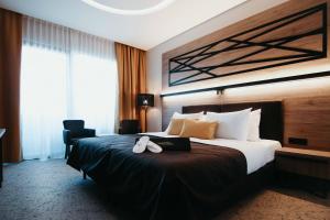 ein Hotelzimmer mit einem Bett und einem Laptop darauf in der Unterkunft Hotel Vivat in Moravske-Toplice