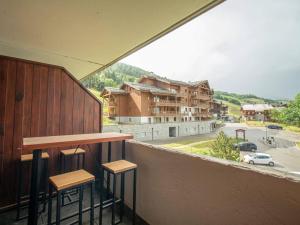 a balcony with a bar with a view of a street at Appartement Valmorel, 1 pièce, 4 personnes - FR-1-291-710 in Valmorel