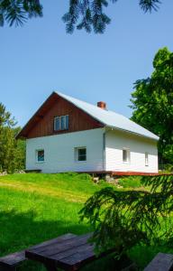 uma casa branca com um telhado de gambrel em Domek w Górach na wyłączność em Złatna