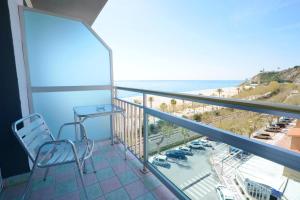 balcón con mesa, sillas y vistas al océano en Hotel Internacional en Calella