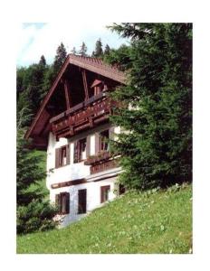 ein Haus an der Seite eines Hügels in der Unterkunft Haus Bucheneck Wohnung 2 in Oberstdorf