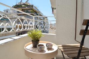 Balkón alebo terasa v ubytovaní Stathmos Larissis A, a cozy 2BR Apartment, Clo... + 3 fotografie