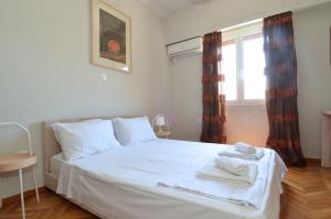 um quarto com uma cama branca e toalhas em Stathmos Larissis A, a cozy 2BR Apartment, Clo... em Atenas