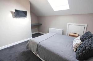 A bed or beds in a room at Host Liverpool - City Centre Townhouse, Group Friendly & Parking