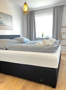 uma cama grande num quarto com uma janela em Weitblick em Westerland