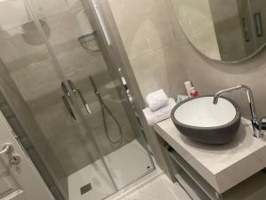利帕里的住宿－Lipari Suite B&B，一间带水槽和淋浴的浴室