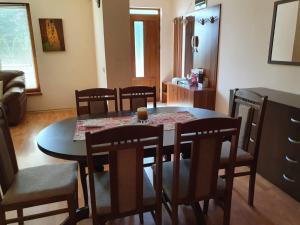 uma mesa de jantar e cadeiras numa sala de estar em Gästehaus in Preselentsi 30 Min zum Meer - TV in allen Sprachen 
