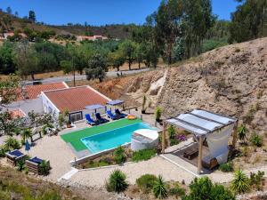een luchtzicht op een huis met een zwembad bij Casa Rochinha in Portimão