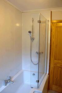 Ένα μπάνιο στο 3 Bed Bungalow - Sleeps 6 - Pet Friendly - Parking +9 φωτογραφίες