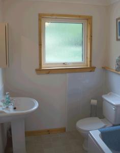 Ένα μπάνιο στο 3 Bed Bungalow - Sleeps 6 - Pet Friendly - Parking