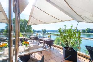 Výhled na řeku, která protéká v blízkosti hotelu