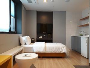 Postel nebo postele na pokoji v ubytování Grid Inn Hotel