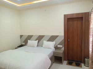 Hotel Rajwada palace客房内的一张或多张床位