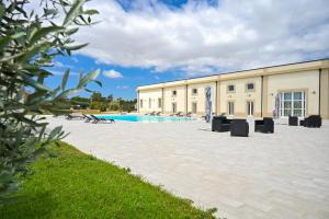 Bazén v ubytování Dimora Savarino Marzamemi Suites with pool nebo v jeho okolí