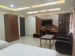 Hotel Rajwada palace的电视和/或娱乐中心