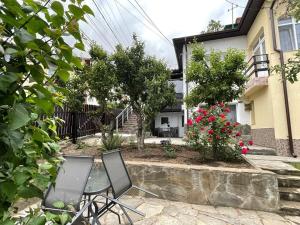 une table et des chaises devant une maison dans l'établissement MontApart, à Buşteni