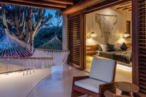 - une chambre avec un lit et un hamac dans l'établissement 2071 - Villa Esquina del Cielo, à Santa Cruz Huatulco 25 autres photos