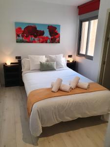 1 dormitorio con 1 cama grande y 2 almohadas en Áticos Cala Verde Playa, en Villaricos