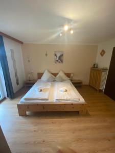 Postel nebo postele na pokoji v ubytování Alpenappartements Schwalbennestl