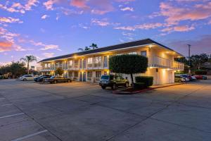 Un gran edificio con coches aparcados en un estacionamiento. en Motel 6-Temecula, CA - Historic Old Town, en Temecula