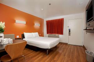 Llit o llits en una habitació de Motel 6-Temecula, CA - Historic Old Town