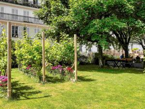 Um jardim em Mercure Paris Montmartre Sacré Coeur