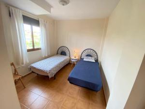 Un dormitorio con dos camas y una ventana. en Sea view apartment with garden Mojon Hills, en Isla Plana 22 fotos más