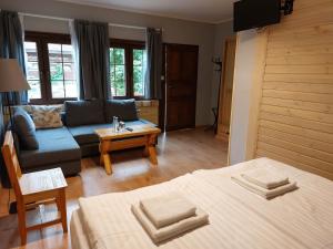 Łóżko lub łóżka w pokoju w obiekcie Tamarynowa Osada - Kraina Udanego Wypoczynku