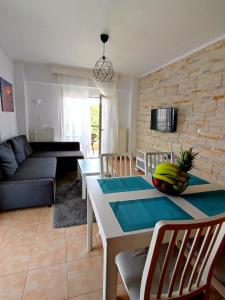 A television and/or entertainment centre at Sea Breeze Apartment