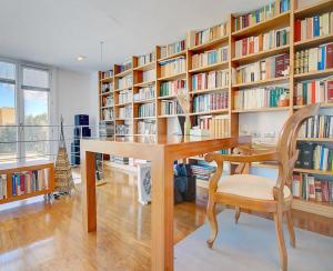 bibliotekę z drewnianym biurkiem i krzesłem w obiekcie VILLA BONANOVA STYLE w Palma de Mallorca