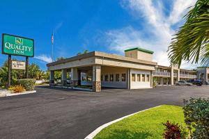 een uitzicht op een kwaliteitsherberg met een parkeerplaats bij Quality Inn Bradenton - Sarasota North in Bradenton