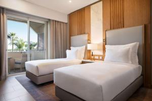 Giường trong phòng chung tại Wyndham Grand Algarve