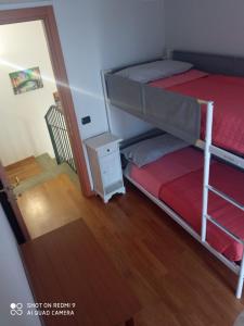 mały pokój z 2 łóżkami piętrowymi i schodami w obiekcie B&B Il glicine w mieście Antignano