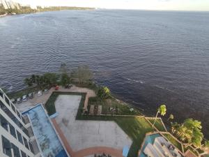 uma vista aérea de uma grande massa de água em Tropical Executive Vista pra Praia em Manaus