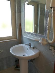 bagno con lavandino e specchio di Holidays in Vieste in charming villas - 2 a Vieste