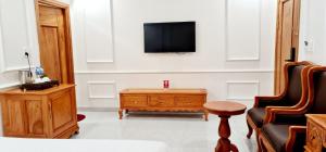 TV a/nebo společenská místnost v ubytování Khách sạn Le Royal