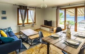ein Wohnzimmer mit einem Tisch und einem Sofa in der Unterkunft T3 avec vue imprenable sur le lac d'Annecy in Veyrier-du-Lac