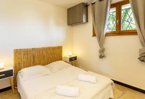 1 dormitorio con 2 camas y ventana en T3 avec vue imprenable sur le lac d'Annecy, en Veyrier-du-Lac