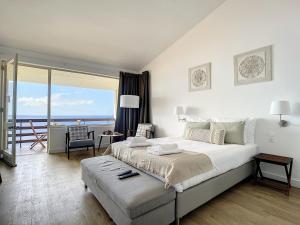 Schlafzimmer mit einem großen Bett und Meerblick in der Unterkunft Madeira Ocean View by Atlantic Holiday in Caniço