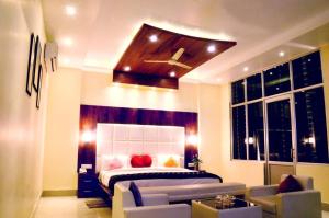 A bed or beds in a room at Taraji Resort
