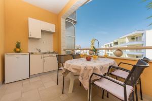 a kitchen and dining room with a table and chairs at Apartments Villa Vujcic in Makarska