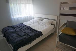 um quarto com um beliche e um cobertor azul em Sireli külaliskorter Kärdlas em Kärdla