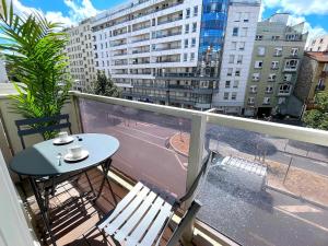 balcone con tavolo e sedie. di le loft 56 de Boulogne a Boulogne-Billancourt