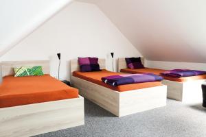 Ein Bett oder Betten in einem Zimmer der Unterkunft penzion Valentino