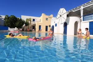 Het zwembad bij of vlak bij Eleni Holiday Village