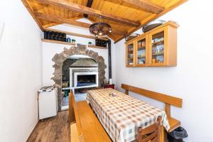 Kuchyňa alebo kuchynka v ubytovaní Home Away from home with outdoor pool, botanical garden and a beautiful sea view