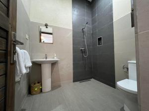 エッサウィラにあるDar Ayman Essaouiraのシャワー、洗面台、トイレ付きのバスルーム +52枚の写真