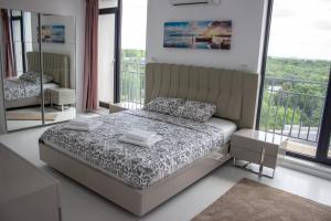 En eller flere senge i et værelse på Panoramic Sea View 3 rooms Apartment in Neptun.